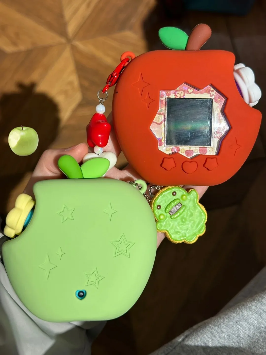

Новинка в наличии: силиконовый чехол Tamagotchi Paradise в форме яблока, защитный чехол с бумажными наклейками, игрушка, милый подарок для фанатов