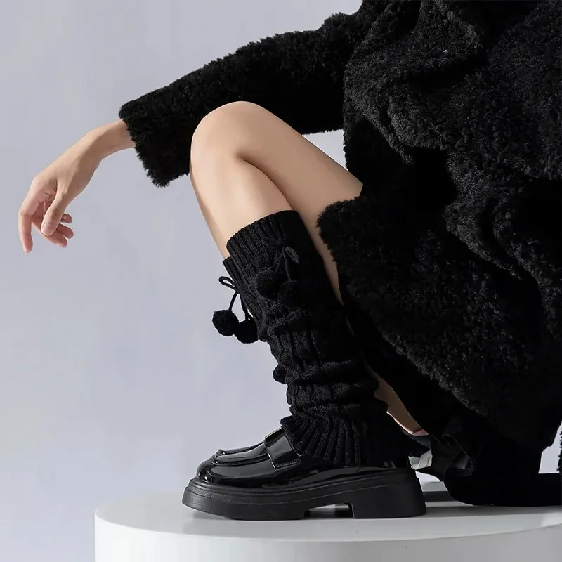 Calentadores de piernas de calcetín con pompón esponjoso para mujer, punto blanco, negro, térmico grueso, puños para botas de invierno, acogedor, de lana suave