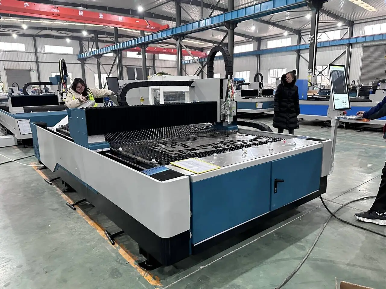 Easy Installation 2000w Laser power Economical fiber laser cutting machine 3015 working area