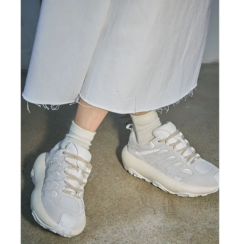 

2025: мужская обувь. Высококачественные мужские кроссовки. Дышащие, модные, для фитнеса, повседневные, легкие прогулочные туфли. Женская футболка.