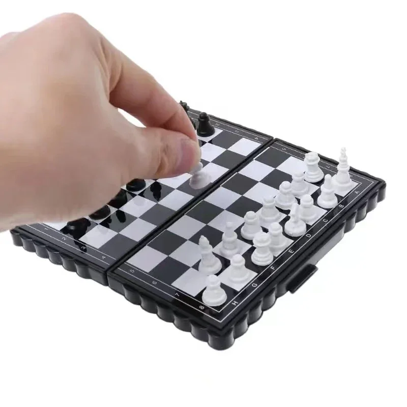 Mini conjunto de xadrez magnético – tabuleiro de xadrez portátil dobrável para crianças, jogo de viagem ao ar livre com ímãs fortes, tabuleiro de plástico