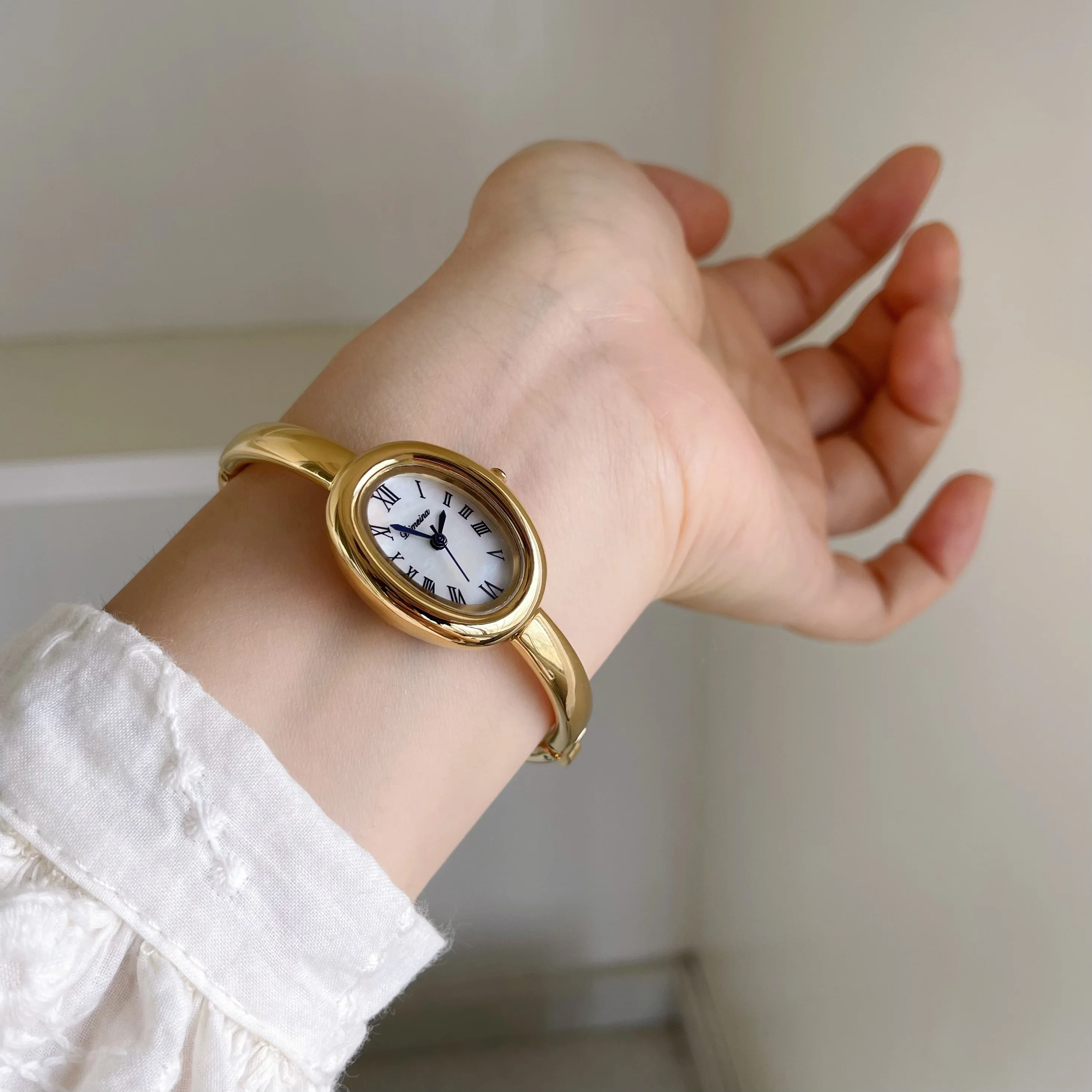 新しい楕円形ブレスレットスタイルのレディース腕時計、シンプル - Luxury Watch Trends 2025 のレビューと価格
