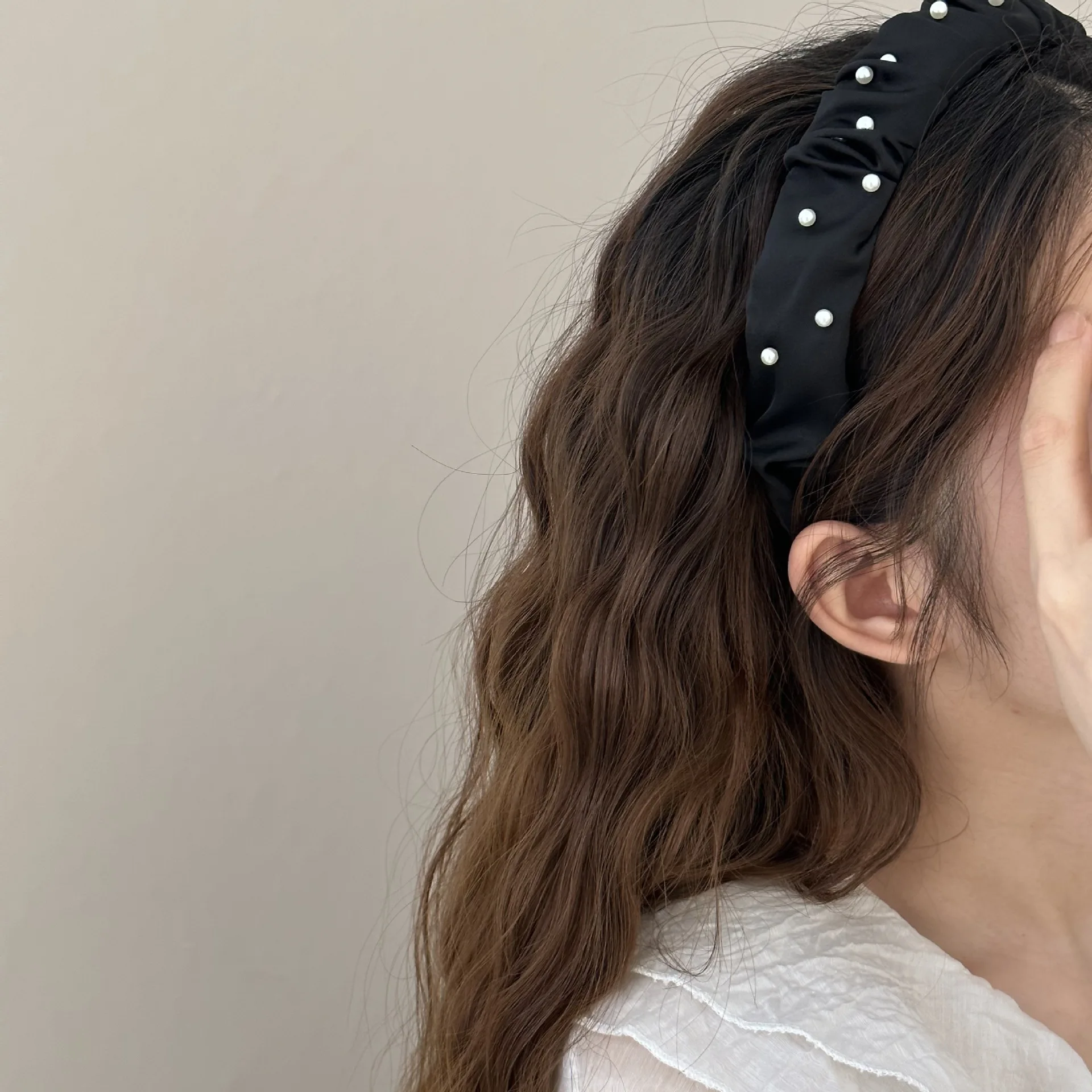 

Vintage Wrinkled Pearl Headand Girls Sweet Elegant Hair Hoop Women Fashion Versatile Wide Edge Outdoor Travel Hair Accessories