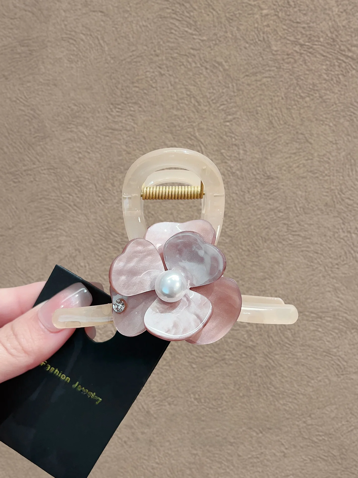 presilha-de-cabelo-feminina-de-acetato-rosa-com-flor-e-perola-novo-estilo-tamanho-medio-tipo-garra-para-meio-coque-estil