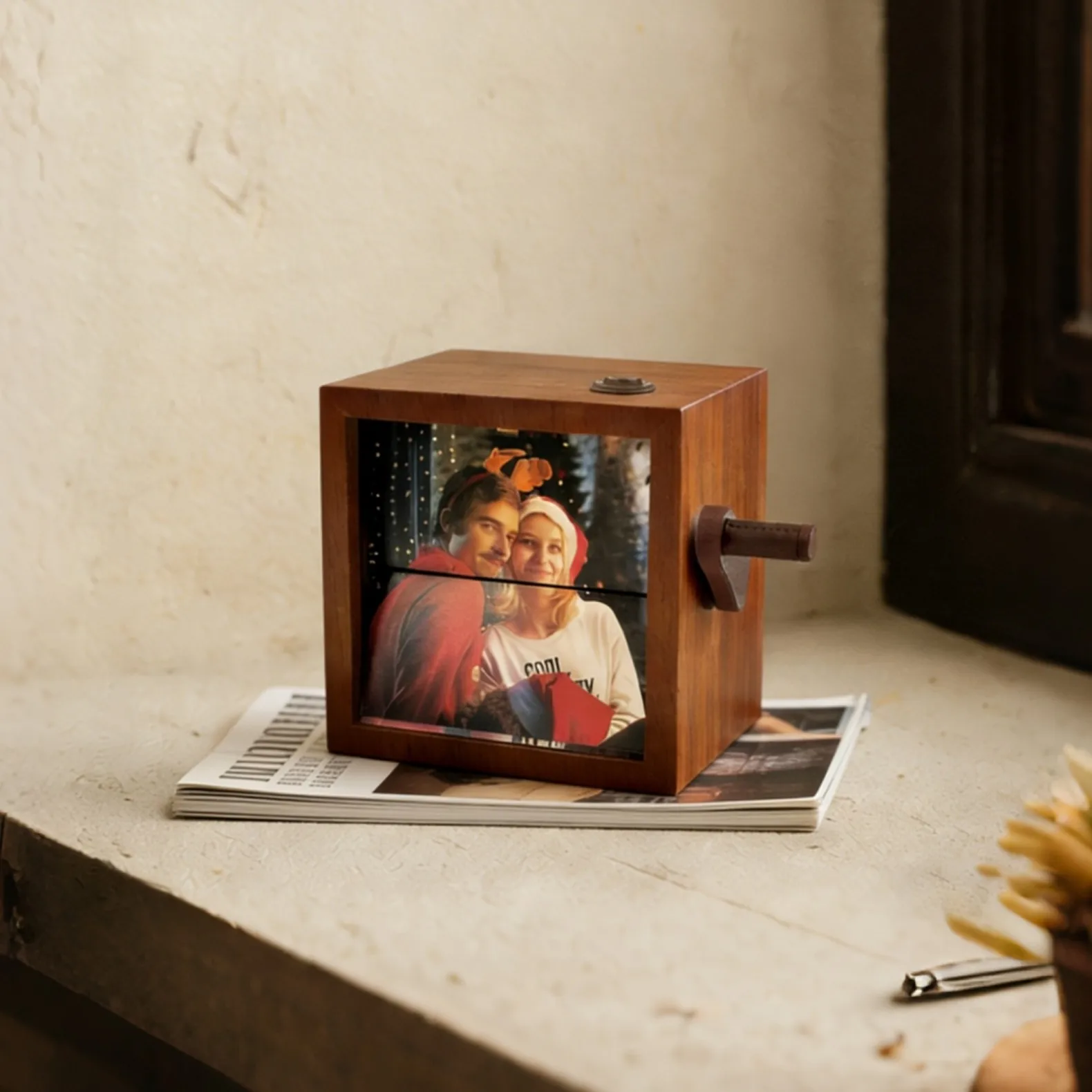 Perfect Mother's Day Couple Gifts Log Glowing Hand Crank Photo Album Mechanical Flip Book Photo Machine Walnut with Lights and M
