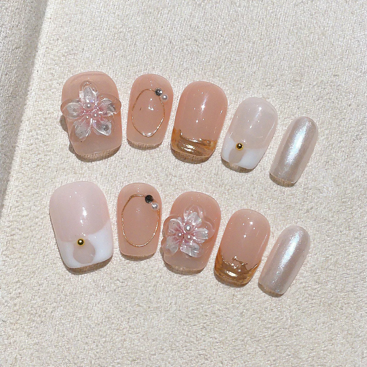 10 Stück kurze, quadratische, handgefertigte Press-On-Nägel, Nude & Weiß, elegante, tragbare Nagelkunst, geschnitzte Blumen, goldfarben bemalt