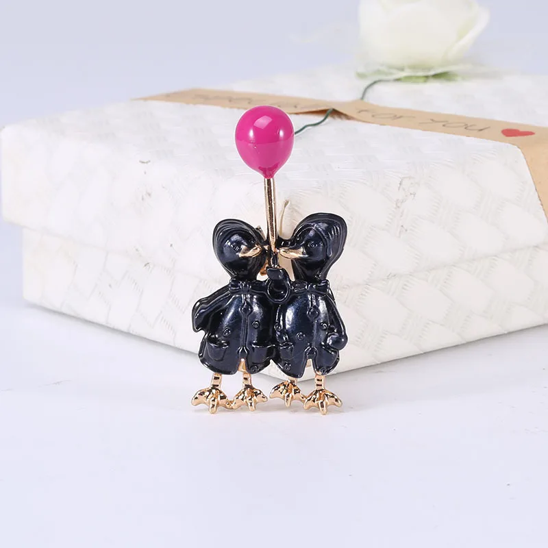 Fashion Enamel With Balloon lover Duck Brooch 3-color Optional Banquet Backpack For Couples To Send Gifts To Each Other