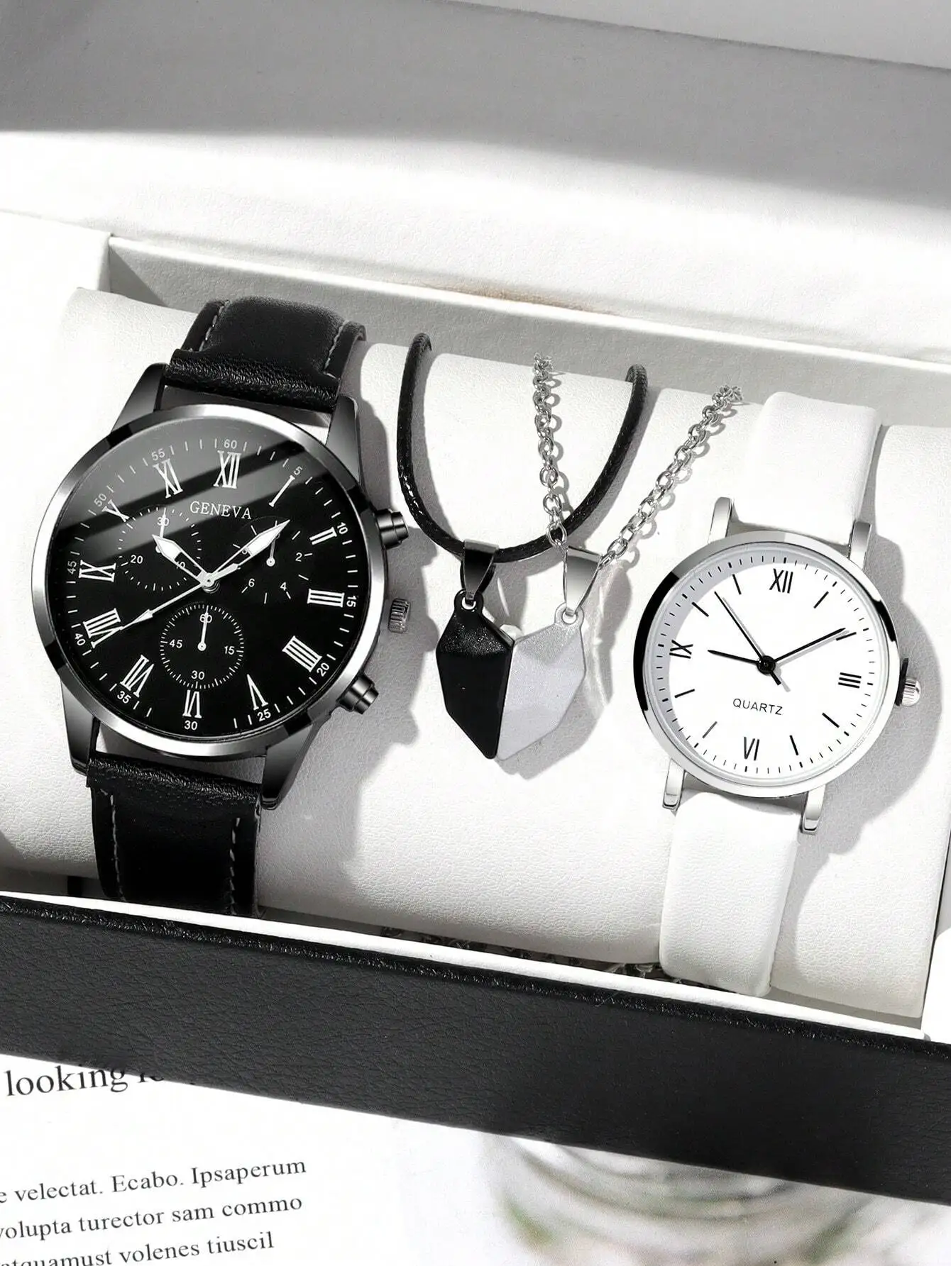 

Набор из 4 предметов: часы для пары и ожерелье в подарок - черные/белые кварцевые часы с геометрическим кулоном