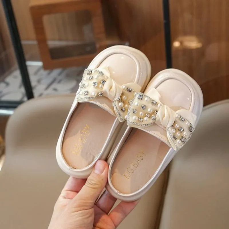 

2026 New Korean Style Princess Leather Upper Closed Toe Bow Girls Sandals Fashionable for Outdoor Wear