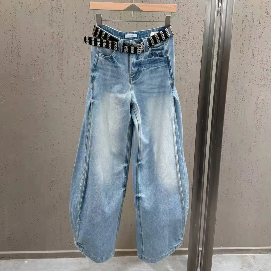 

Джинсы с широкими штанинами и плиссировкой, декорированные широким поясом с множеством пуговиц, коллекция Весна-Лето 2026, свободный крой, стройнящий силуэт, высокое качество