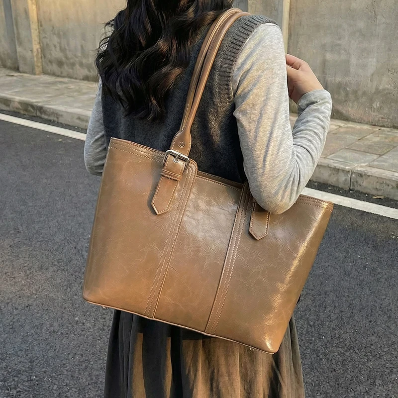 

Женская сумка-тоут из искусственной кожи с металлической пряжкой, большая вместимость, регулируемый ремень, повседневная сумка через плечо, новинка 2026 года