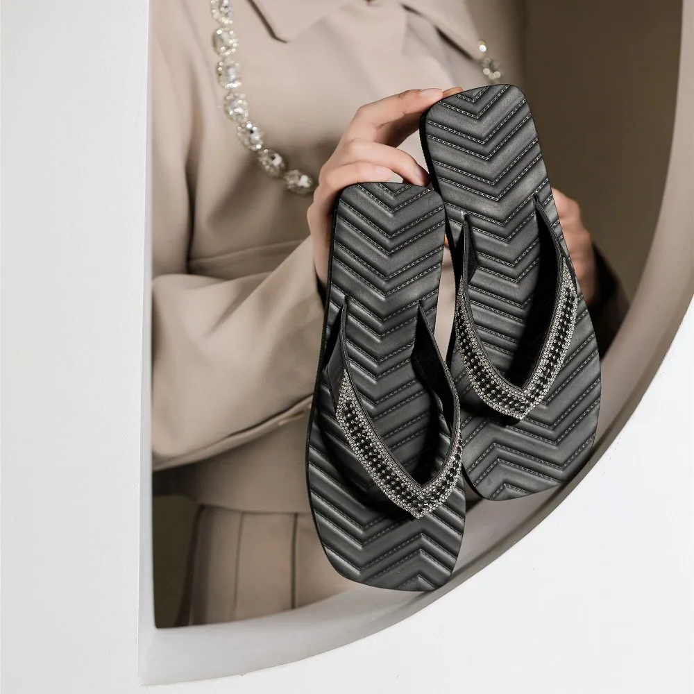 

Лето 2023, дышащие классные тапочки с зажимом для верхней одежды, модная повседневная пляжная обувь на толстой подошве с бриллиантами и узором «елочка»