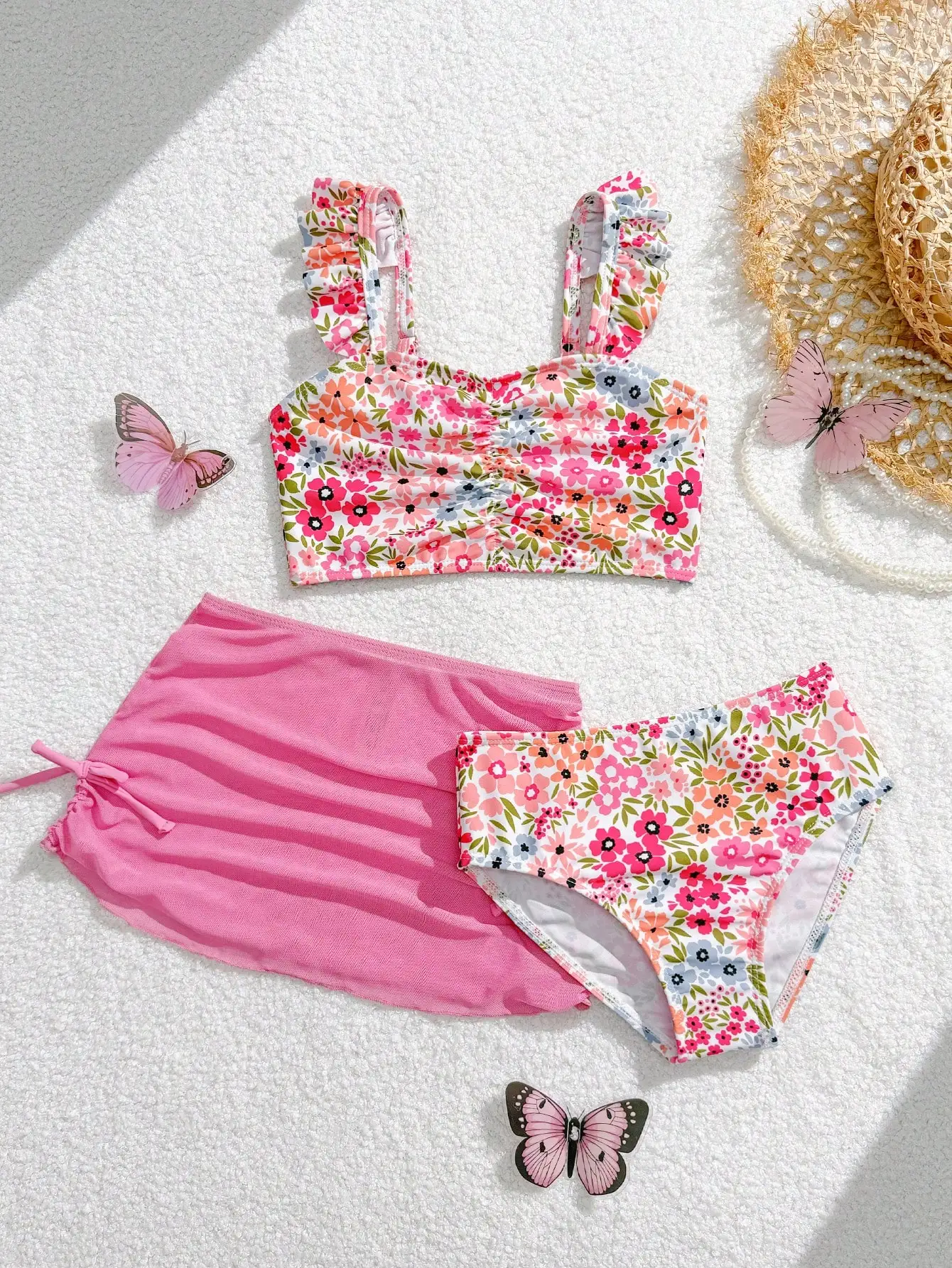 

Розовый летний купальник с цветочным принтом, рюшами и юбкой-саронгом