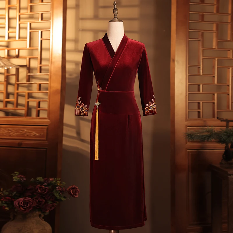 

Elegant Long Sleeve Red V-Neck Qipao Wedding Dress for Mother of the Bride Autumn Winter New Arrival 2026 Charming Qipao