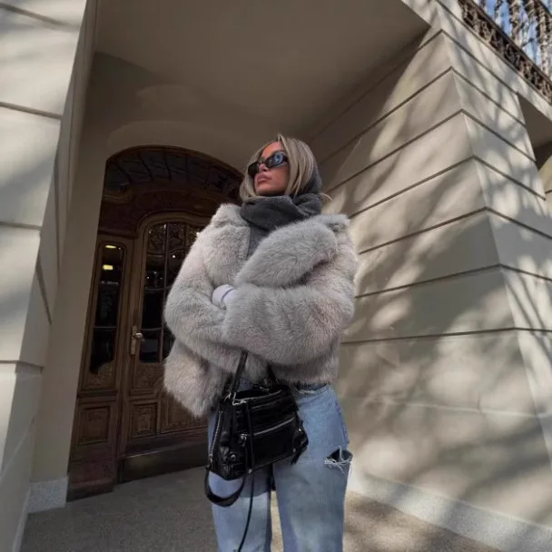 سترة نسائية شتوية من الفرو الصناعي لعام 2025 معطف بلون نقي وياقة على شكل طية صدر السترة معطف فرو صديق للبيئة للسيدات سترة منفوشة قصيرة فضفاضة من الفرو للإناث