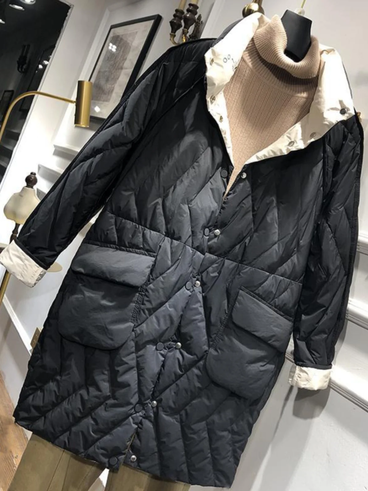 

Женская легкая удлиненная куртка Ele White Du с пуговицами и деталями из полиэфирного волокна для повседневной носки