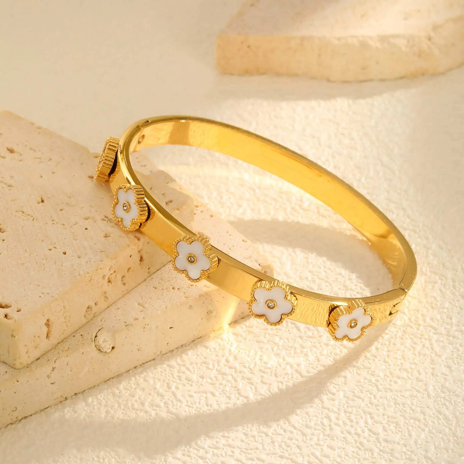 Vnox Women Classic Gold Plated Bangles With Pretty Shell Flowers Stainless Steel Bracelet Luxury Hand Jewelry Waterproof