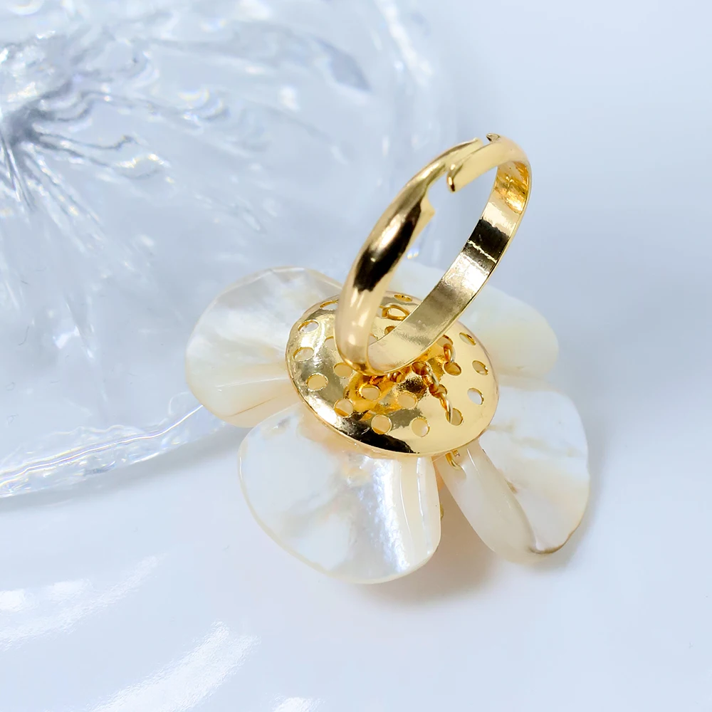 Natural Freshwater Baby Pearl Mother of Pearl Petal Ring Korean Women\'s Luxury Jewelry Fashion Women\'s and Girls\' Gifts GR0400