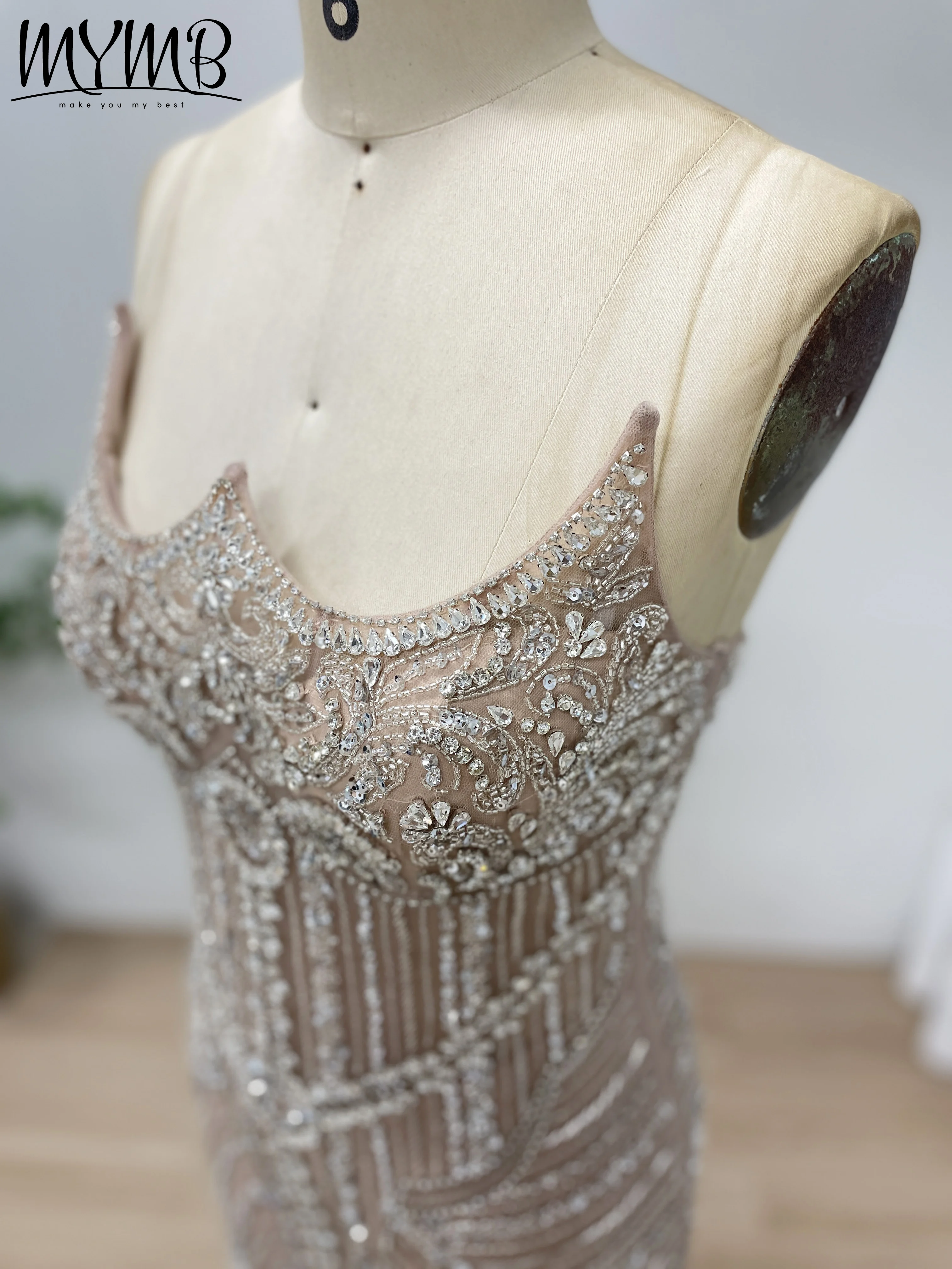 MYMB neues Karamell-trägerloses Perlen-Meerjungfrau-Abendkleid mit Schlitz, langen Federärmeln, Kleid für Frauen, Hochzeitskleid MB40384