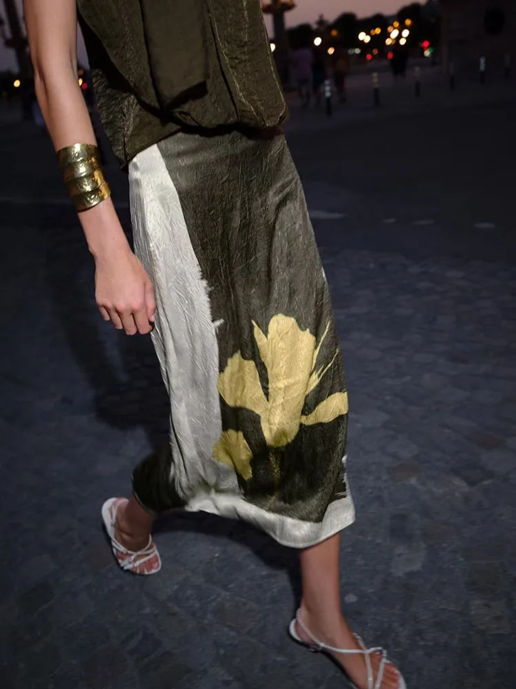 تنورة قصيرة أنيقة ومريحة بنقشة زهور للنساء، إصدار جديد لخريف 2025، أسلوب عصري أنيق بخصر متوسط وقصة مستقيمة