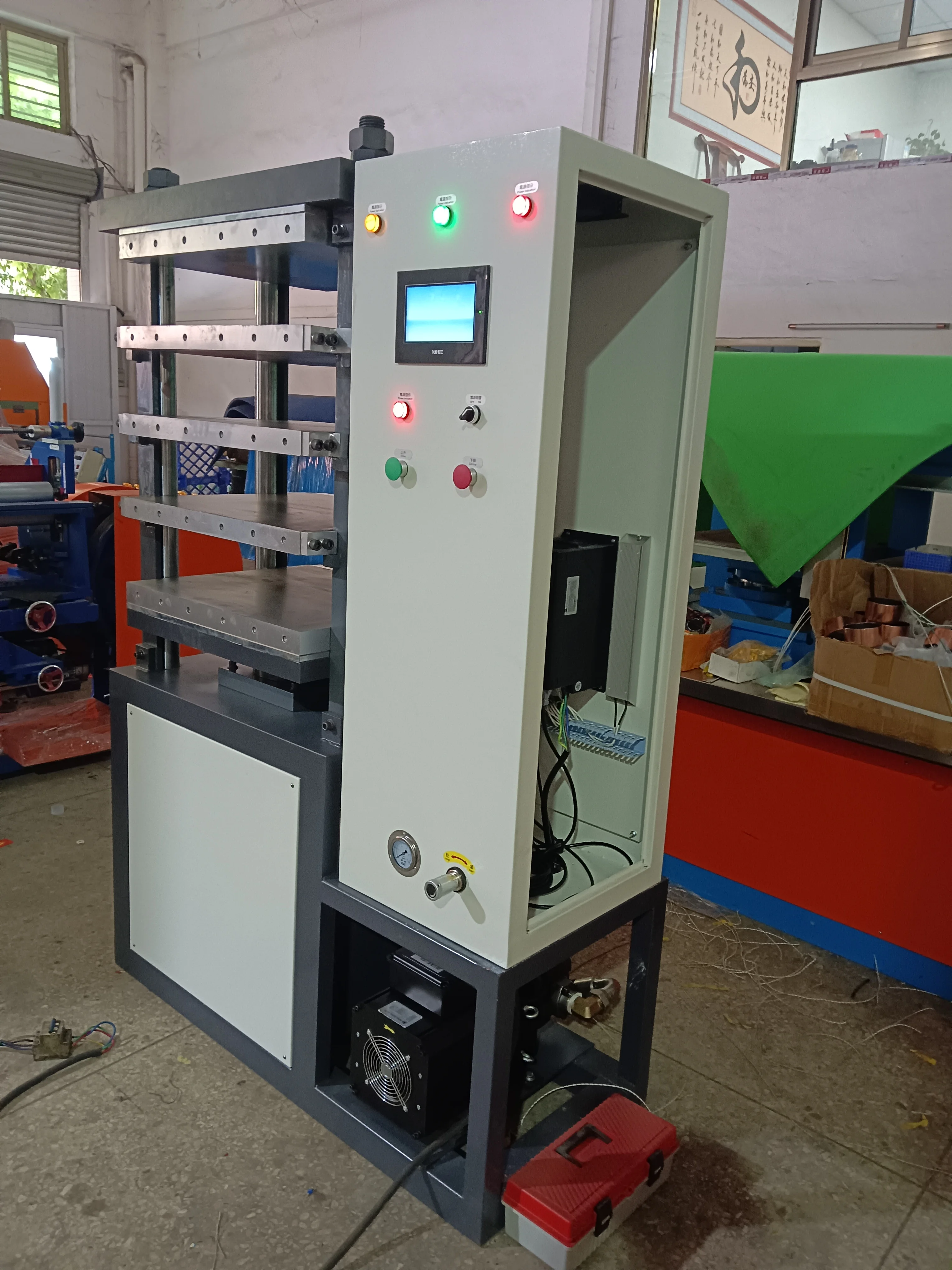 Pressa a caldo per pannelli in fibra di carbonio