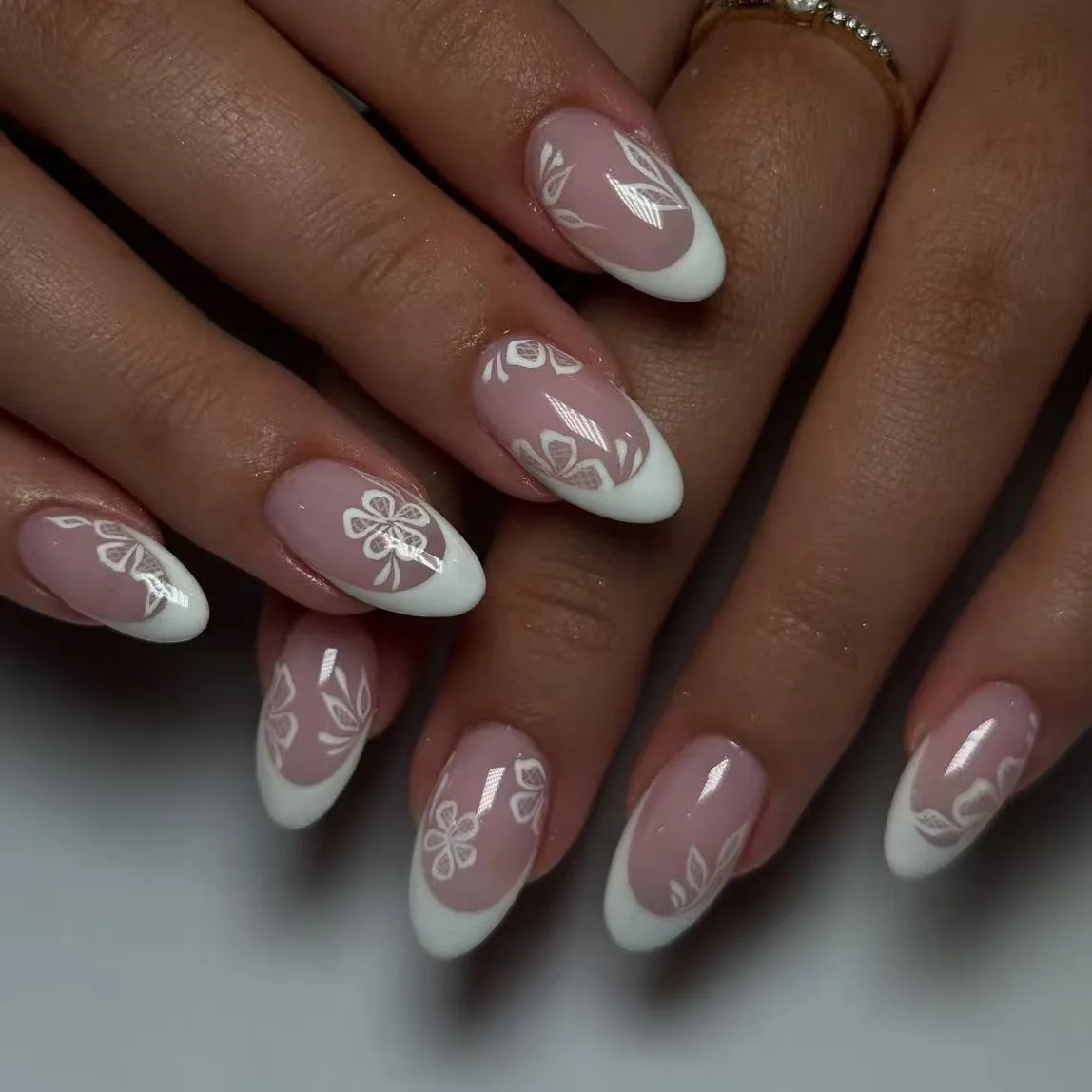 24Pcs White Flower Short Almond Press-on Nails Set Glossy Acrylic Full Cover Blue French Fake Nails Arts For Women and Girls image 2