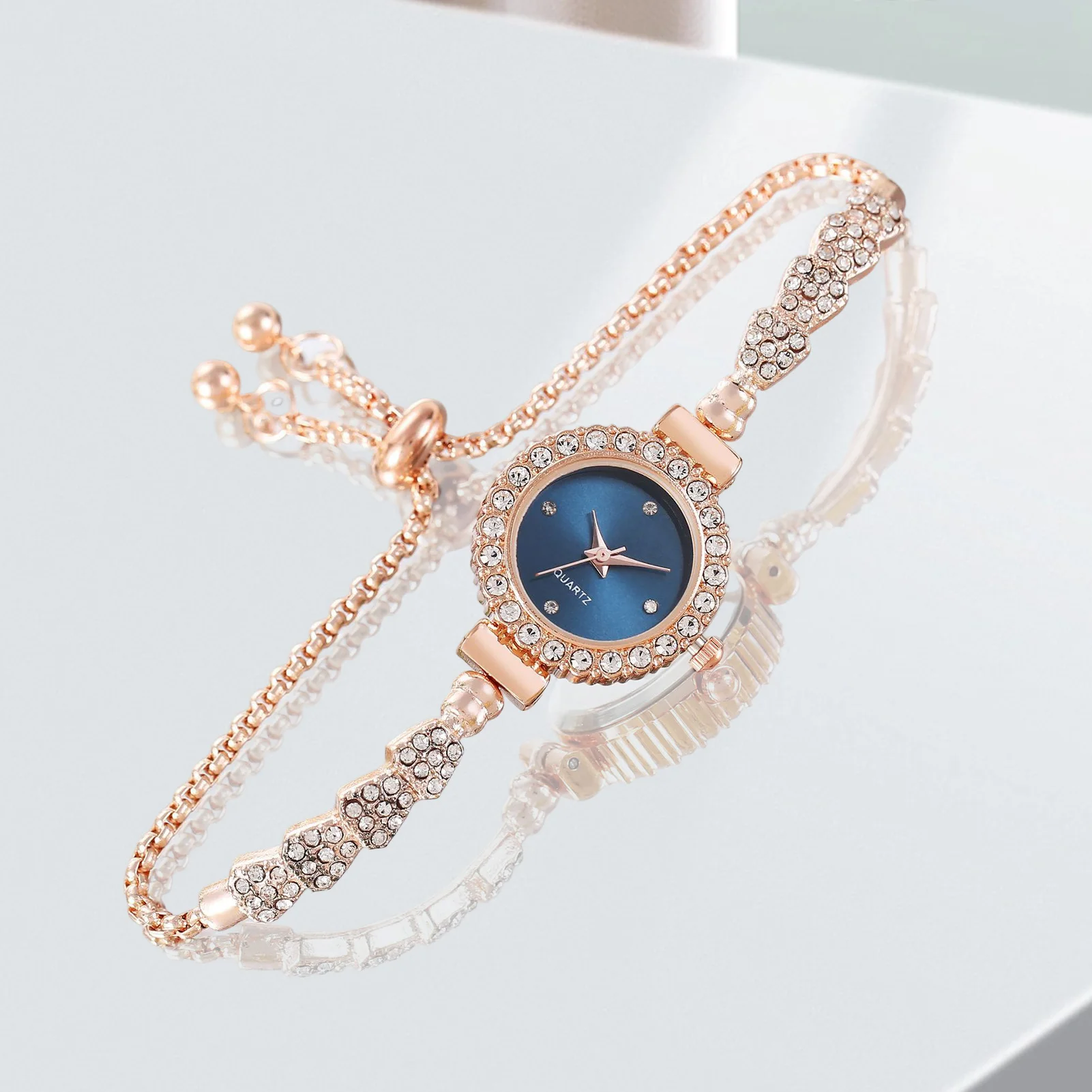 Montres en cristal diamant pour femme, design haut de gamme, cadran facile à lire, bracelet brillant, montres merveilleuses, cadeau pour femme