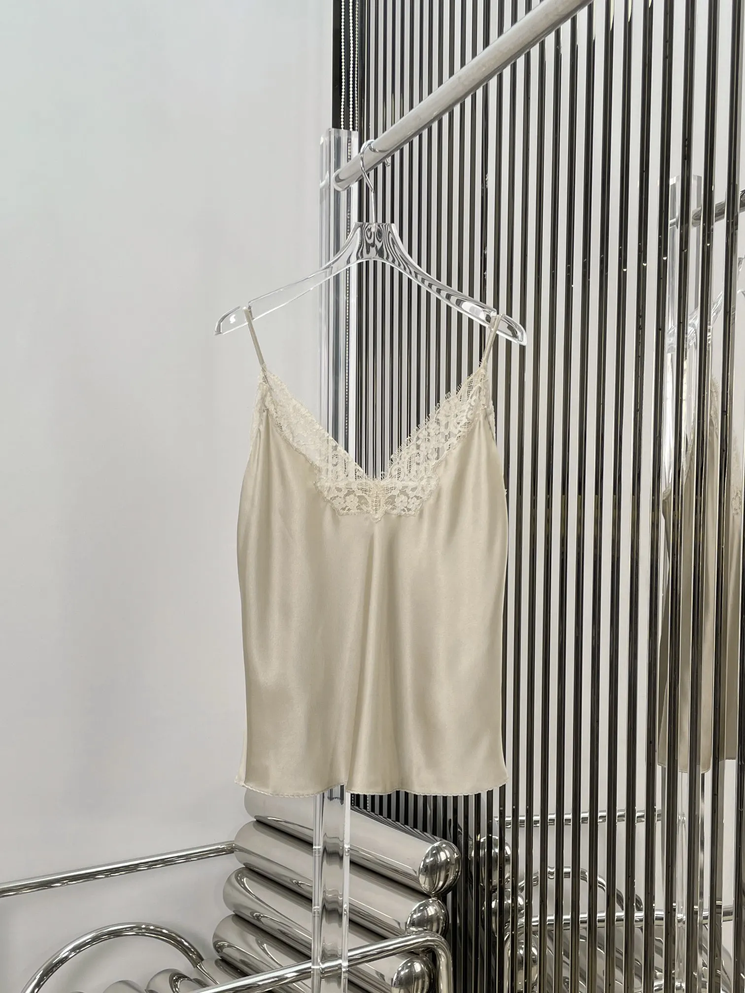 

Новая женская майка с кружевной отделкой и V-образным вырезом, базовая футболка, простая элегантность, универсальный топ с коротким рукавом, мода Весна 2026