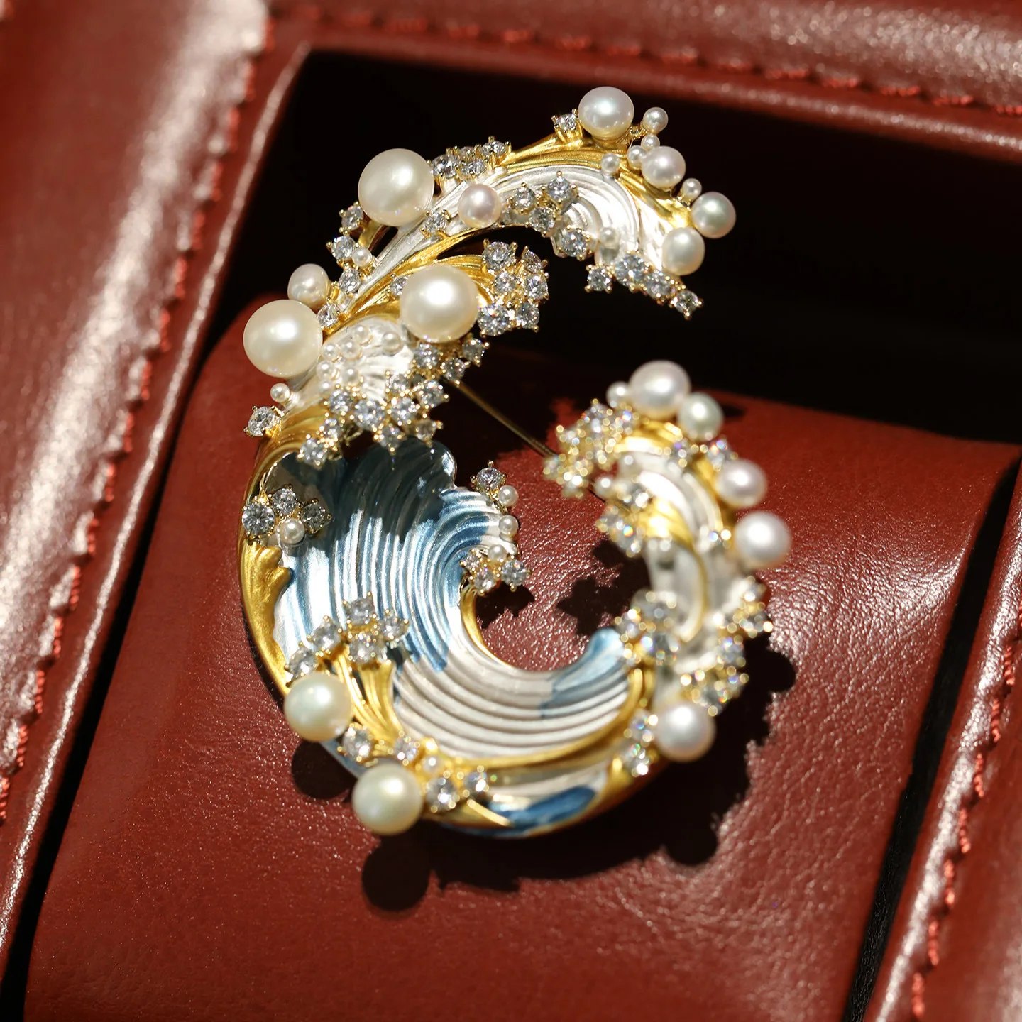 Natural freshwater pearl wave brooch, high-end light luxury temperament diamond-encrusted gift accessories corsage decoration