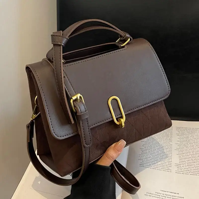 حقيبة نسائية ذات ملمس ممتاز لعام 2025 - تصميم مربع صغير متعدد الاستخدامات، أسلوب مصمم بسيط على الموضة، استخدام تحت الإبط/الكتف/الرسول