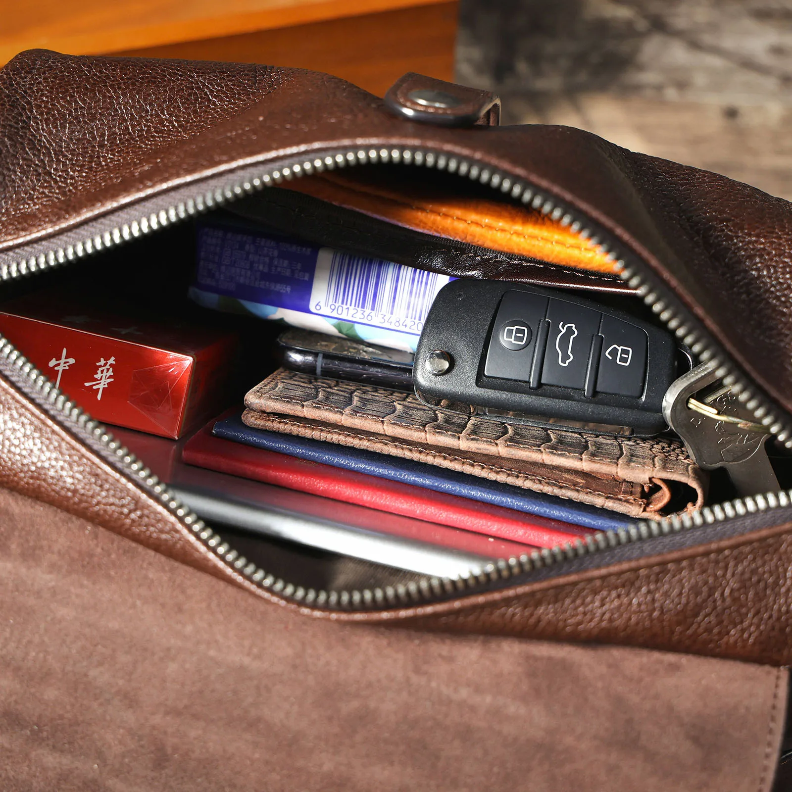 Echte Leder-Umhängetasche für Herren, Zylindertasche, schlicht, aus hochwertigem, pflanzlich gegerbtem Rindsleder, modisch und lässig – Detail 20