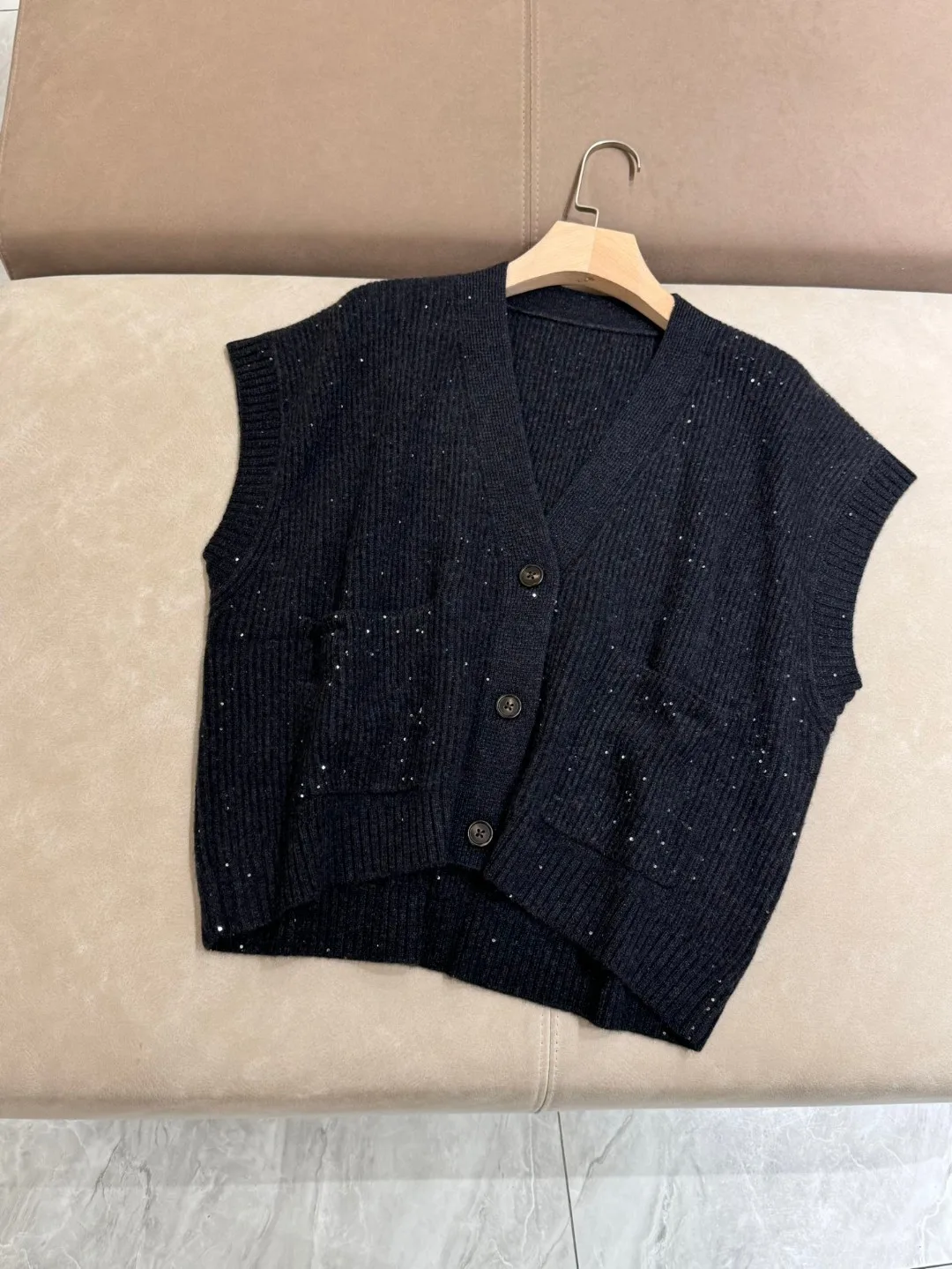 Sequinned 100% cashmere loose V-neck knitted vest