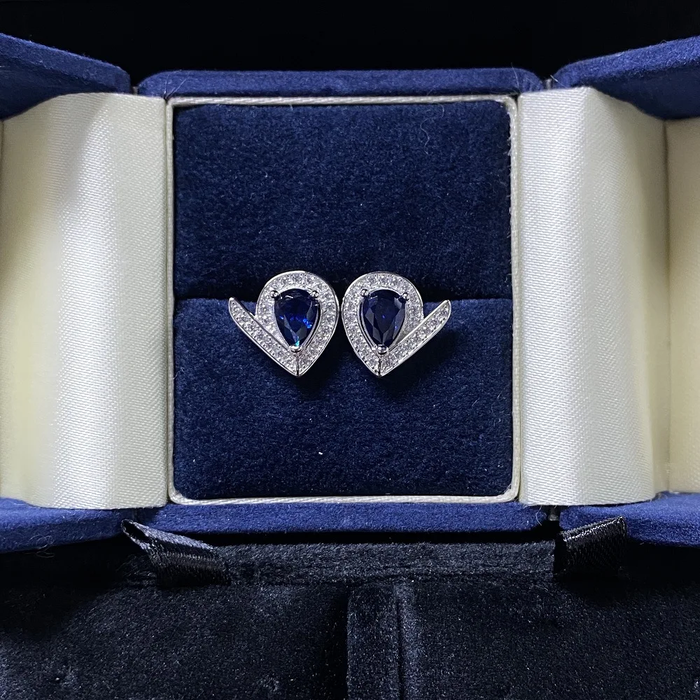 

PT950 platinum V-shaped stud earrings with aquamarine and sapphire, exuding an elegant and grand sense of sophistication.