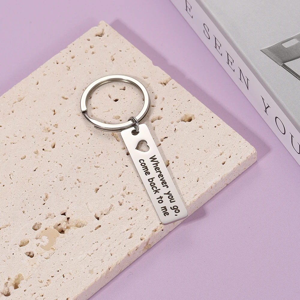 Gravierter Schlüsselanhänger aus Edelstahl mit herzförmigem Hohldesign als Gedenkgeschenk zum Geburtstag für Freund und Ehemann. – Detail 2