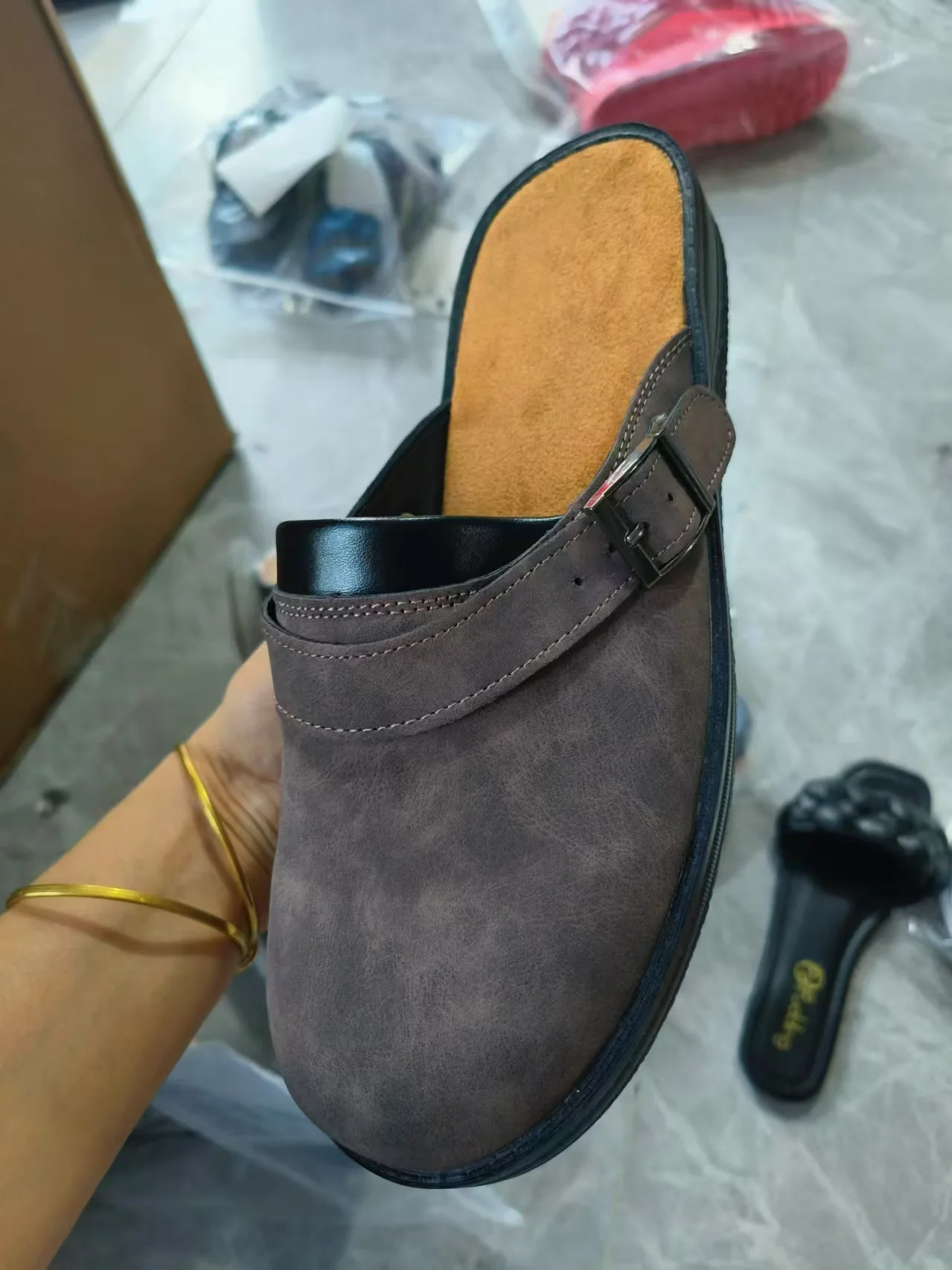Neue Herren- und Damenpantoffeln Sommer PU-Leder Schuhe Vintage Weiche Sohle Slip-On Sandalen Strandpantoffeln Herren Freizeitschuhe Größe 38-48 – Detail 13
