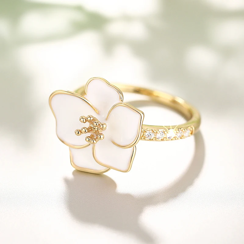 Huitan Aesthetic White Flower Rings for Women Graceful Wedding Band Delicate Finger Jewelry with Shiny Zirconia Chic Accessories