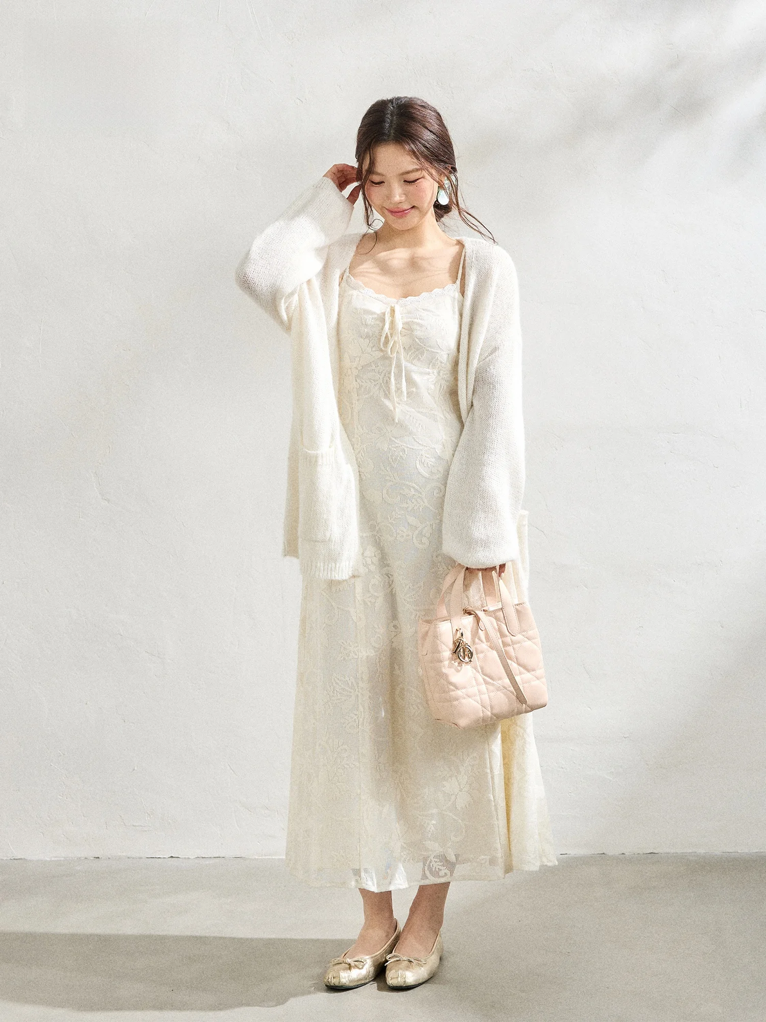 

Корейский комплект из укороченного топа и юбки больших размеров с кружевом, высокой талией, длинными рукавами, стройнящий, с цветочной вышивкой, на бретельках, для женщин