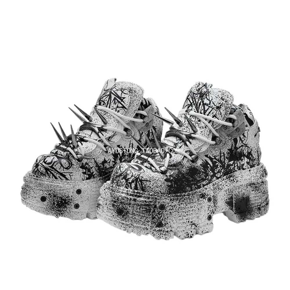 

Модные мотоциклетные ботинки из натуральной кожи, обувь для папы с металлическими заклепками и граффити на толстой подошве, уличные спортивные туфли в стиле панк-рок