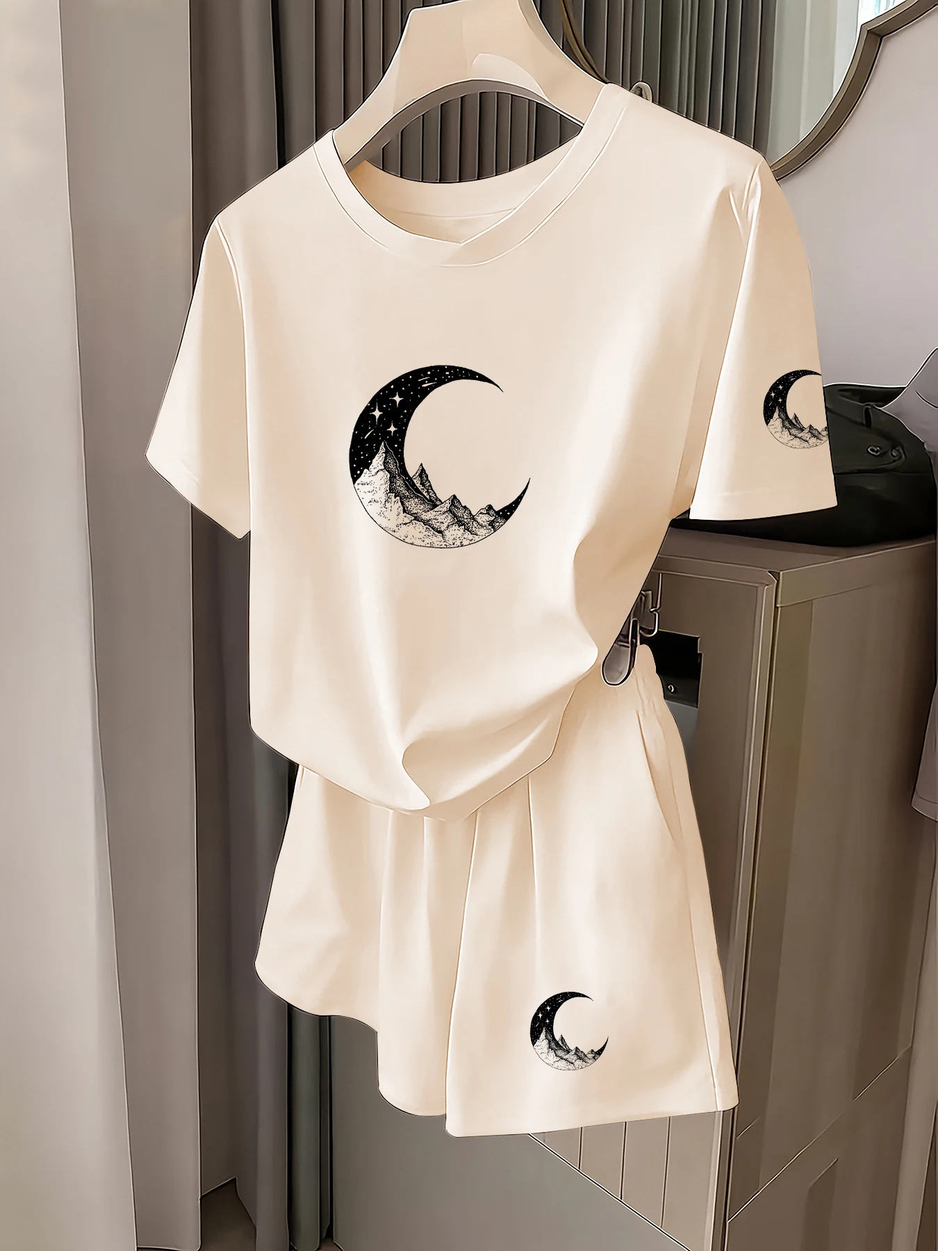 Ins Healing Style Moon and Stars Creative Print Short-Sleeve Set for Women, Loose Fit, Slimming, Stylish, Casual, Fashionable, Versatile T-Shirt and Shorts Two-Piece Set, Daily Streetwear, Women's Clothing