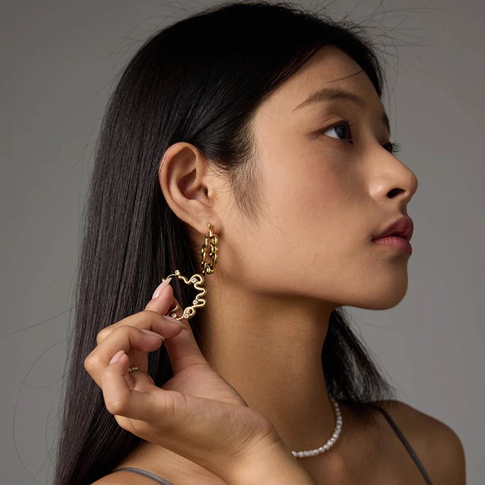 18 Karat vergoldete, gewellte Creolen aus Edelstahl, unregelmäßige, geometrische, klobige Ohrringe mit Strass-Kristallen, Schmuck für Damen – Detail 5