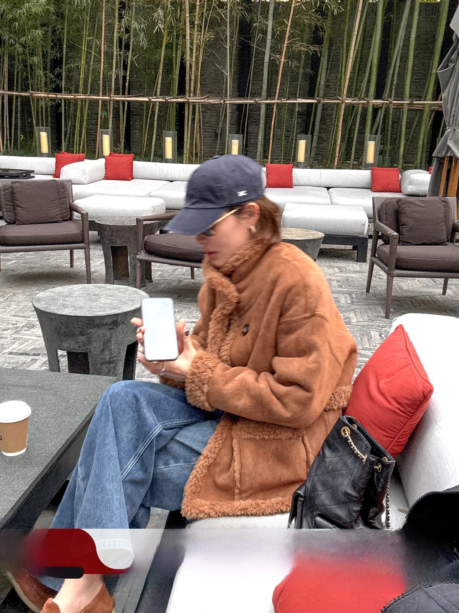 

Женская короткая куртка из овчины 2025 года, новая зимняя модель, из кожи и меха, с воротником-стойкой, двусторонняя, свободного кроя, повседневная, в стиле кэжуал.