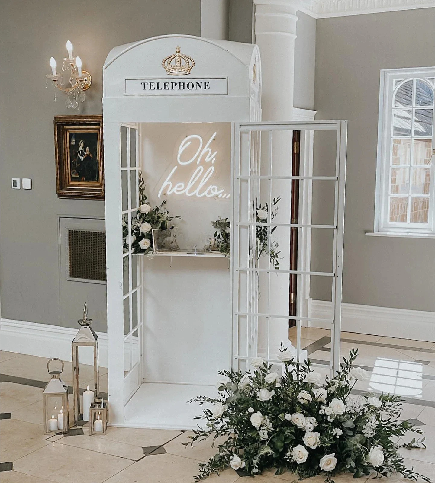 

White Telephone Booth Wedding Decoration Ornaments