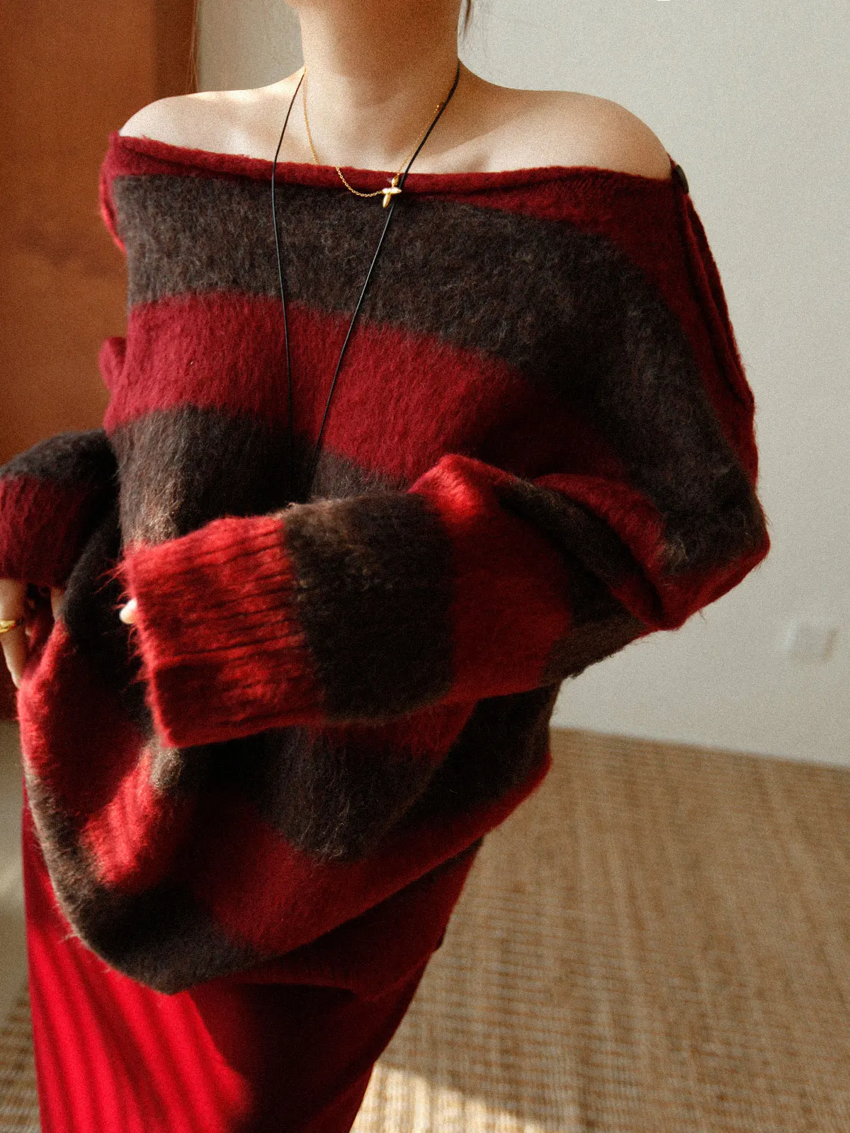 

Новинка! Уютный вязаный свитер Ast Editor Store с открытым плечом, в полоску, красный, свободного кроя, с длинными рукавами.