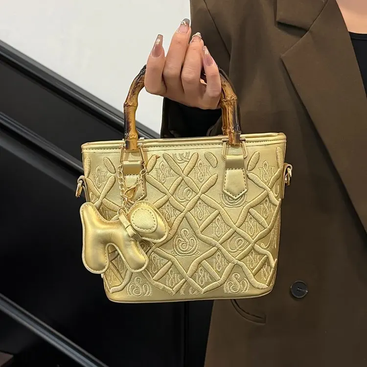 

Женская сумка с изысканной вышивкой и бамбуковой ручкой, новая модная модель 2026 года, наплечная сумка в европейском стиле, дизайнерская сумка-кроссбоди/сатчел