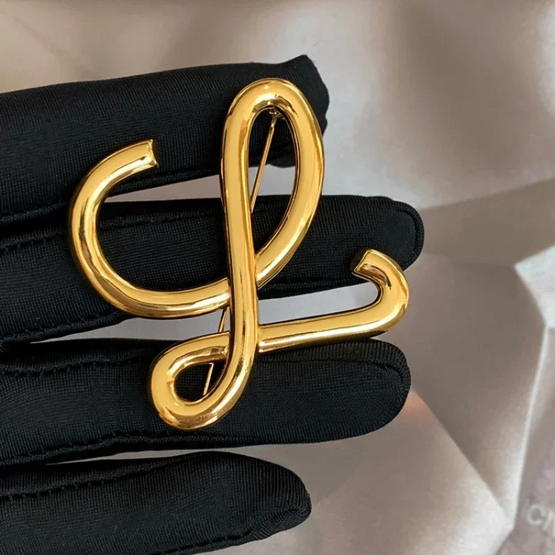 الفاخرة هندسية شكل حرف دبوس الحد الأدنى تصميم الصدر دبابيس للنساء مجوهرات شخصية سترة معطف الملابس التبعي