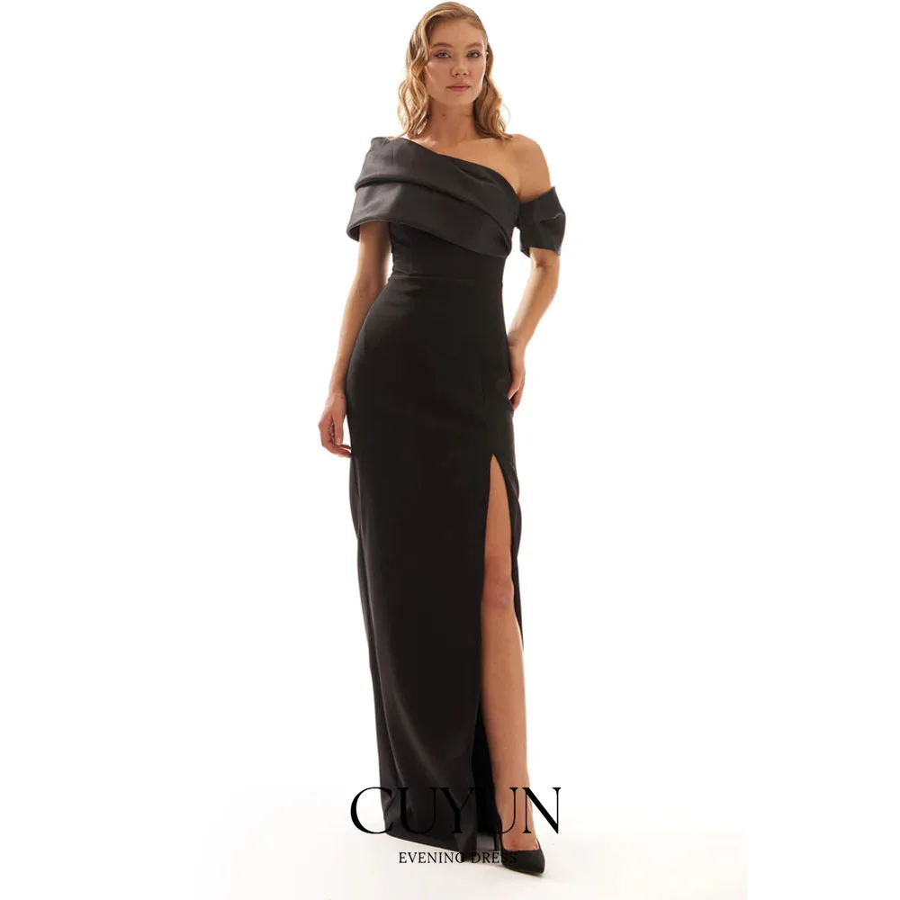 فساتين سهرة أنيقة بفتحة جانبية من CUYUN باللون الأسود 2026 فساتين رسمية للنساء مخصصة قبالة الكتف فستان طويل للحفلات الراقصة