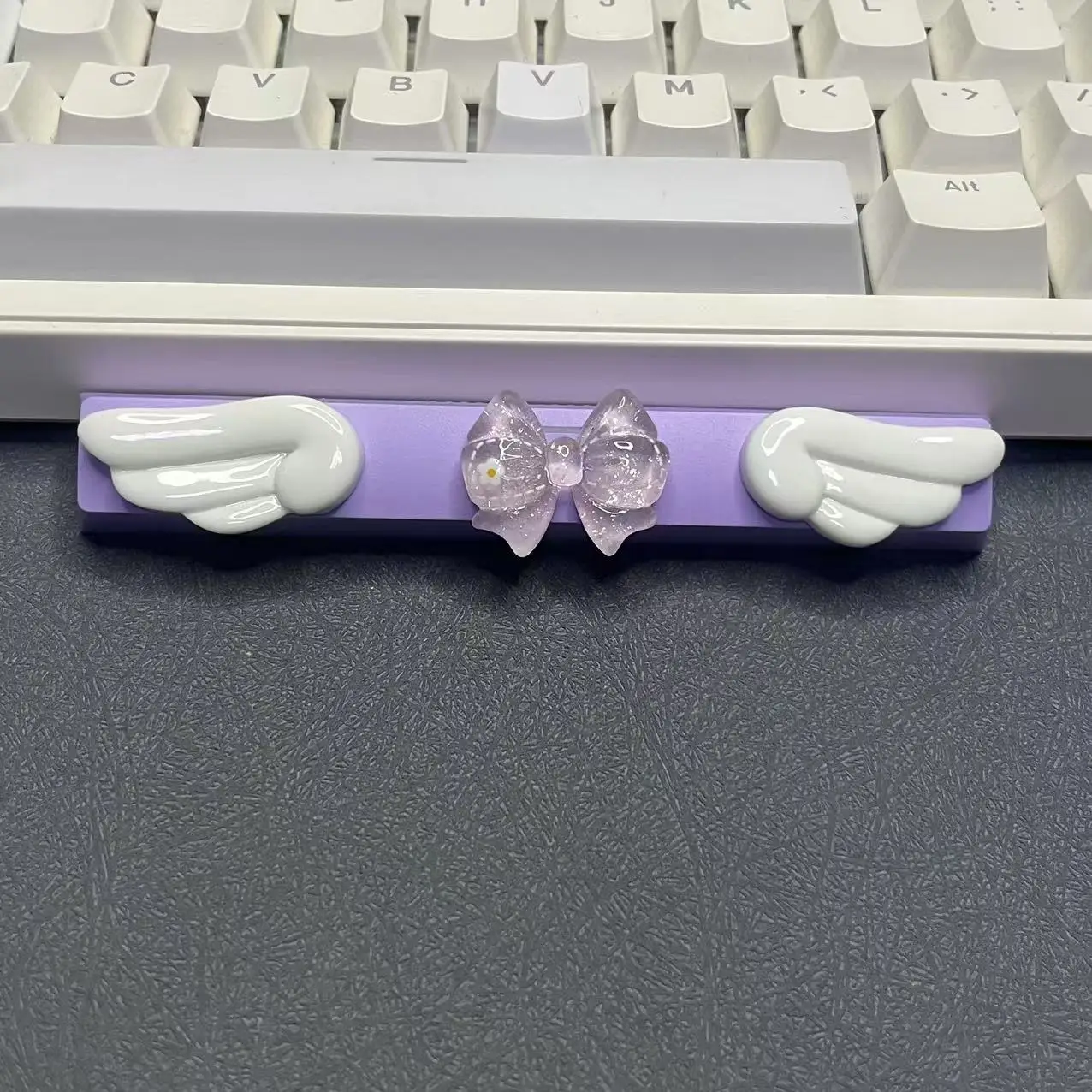 Śliczne Angel Wings Keycap 6.25u Spacja Gra Cross Axis Mechaniczna dekoracja klawiatury Przezroczysta różowa kokardka Keycap — zdjęcie produktu 2
