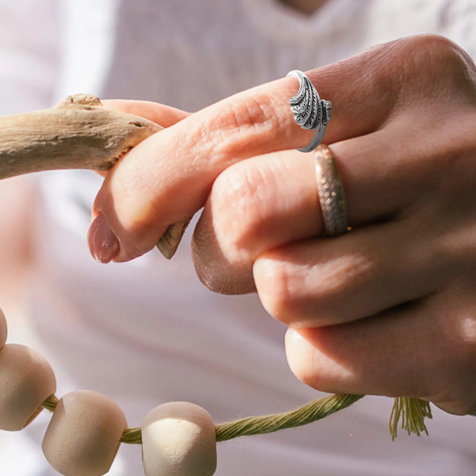 

8Pcs Crochet Rings Alloy Knitting Rings Adjustable Yarn Guide Finger Holders for Crocheting Knitting Tools Accessories