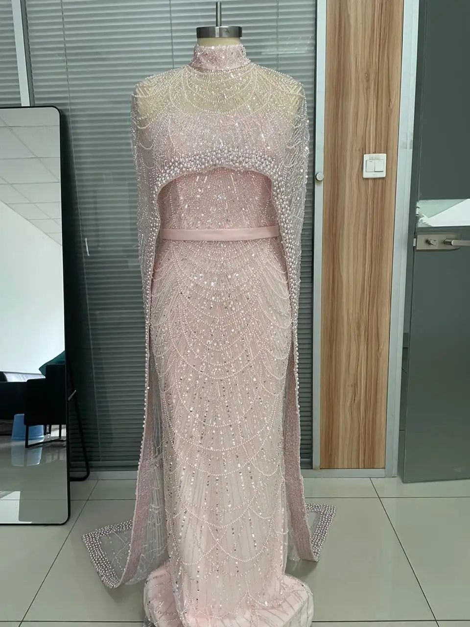 Luxury Pearls Dubai Champagne Evening Dresses With Cape 2023 New Arabic Women Mermaid Wedding Party Prom Gown Robe De Soiree