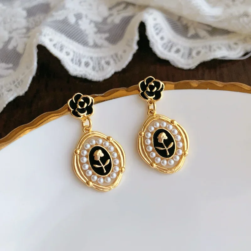 

"Melbourne Rose" Black Court Earrings Female